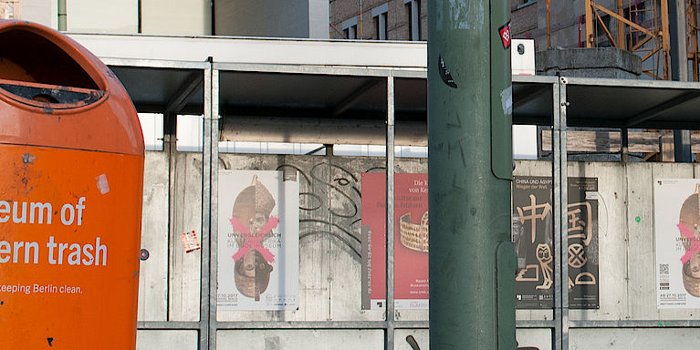 Mülltonne mit Aufschrift