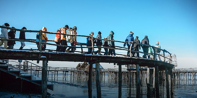 Schüler auf Steg im , Pfahlbauten Unteruhldingen/Bodensee